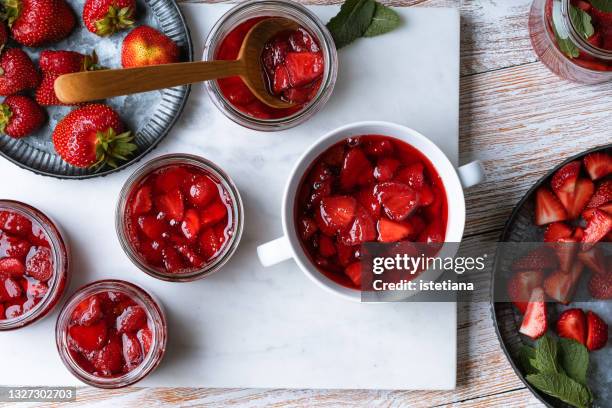 making strawberry jam - marmelade machen stock-fotos und bilder