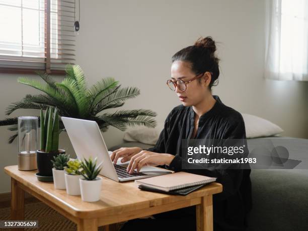 woman learning online with laptop. - söka jobb bildbanksfoton och bilder