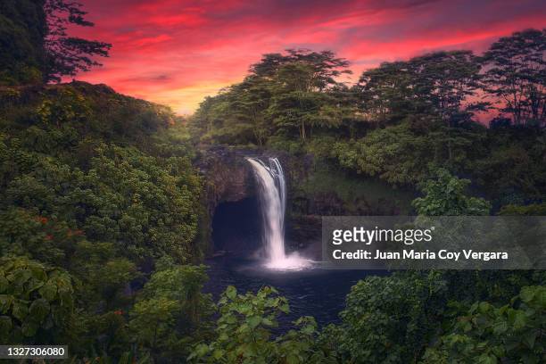 last lights at rainbow falls - hilo (hawaii, usa) - hawaii photos et images de collection