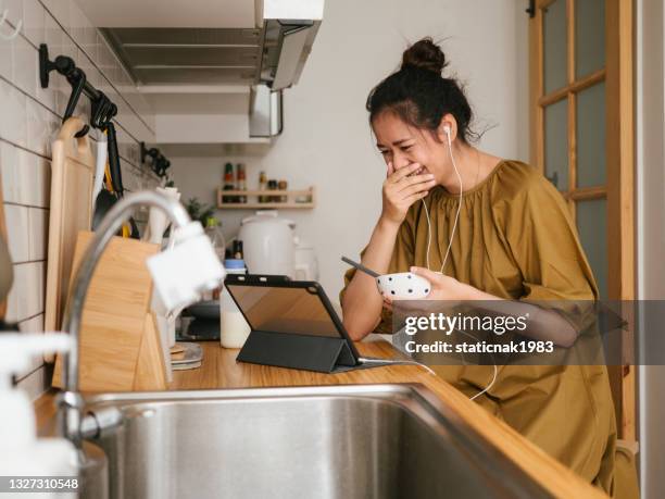asian freelancer working in kitchen room. - lifehack stockfoto's en -beelden