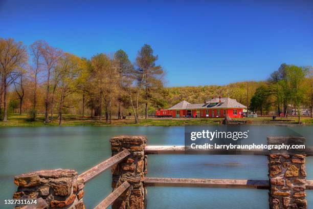 spring lake - ozark mountains fotografías e imágenes de stock