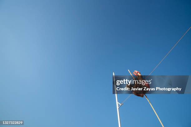 young woman pole-vaulting - salto sobre o cavalo imagens e fotografias de stock