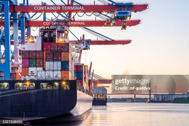 container terminal and transportation - dramatischer himmel stock pictures, royalty-free photos & images