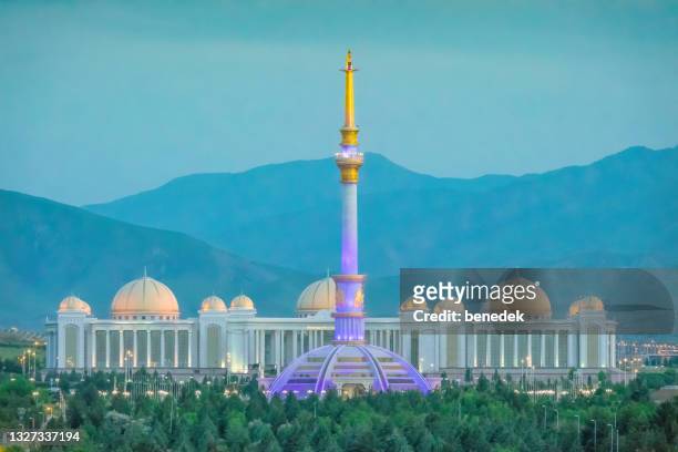 ashgabat turkmenistán monumento a la independencia noche - ashgabat turkmenistan fotografías e imágenes de stock