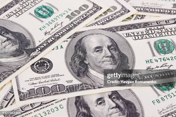 us dollars as a background - billet de 100 dollars américains photos et images de collection