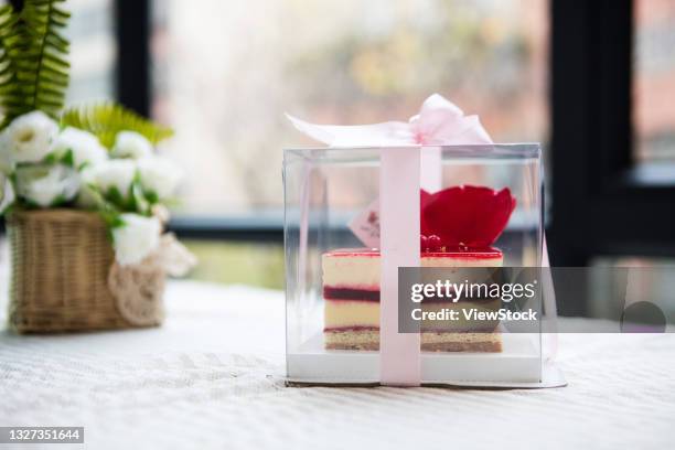 the birthday cake - gâteau stockfoto's en -beelden