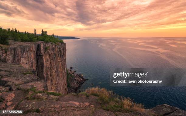 palisadenkopf bei sonnenaufgang - lake superior stock-fotos und bilder