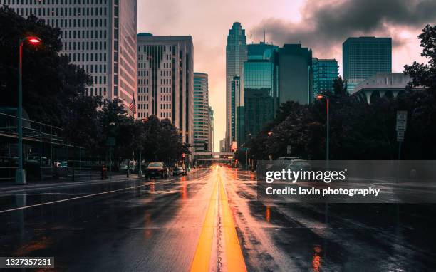 minneapolis skyline in the rain - minneapolis 個照片及圖片檔