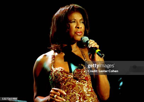 American singer, songwriter, and actress Natalie Cole sings at the 1998 MusiCares benefit dinner on February 23, 1998 in New York, New York. Luciano...