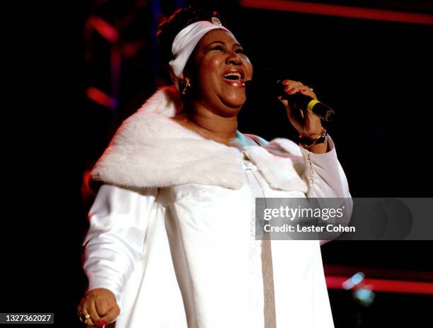 American singer, songwriter, and pianist Aretha Franklin sings at the 1998 MusiCares benefit dinner on February 23, 1998 in New York, New York....