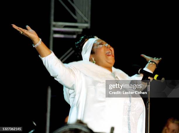 American singer, songwriter, and pianist Aretha Franklin sings at the 1998 MusiCares benefit dinner on February 23, 1998 in New York, New York....