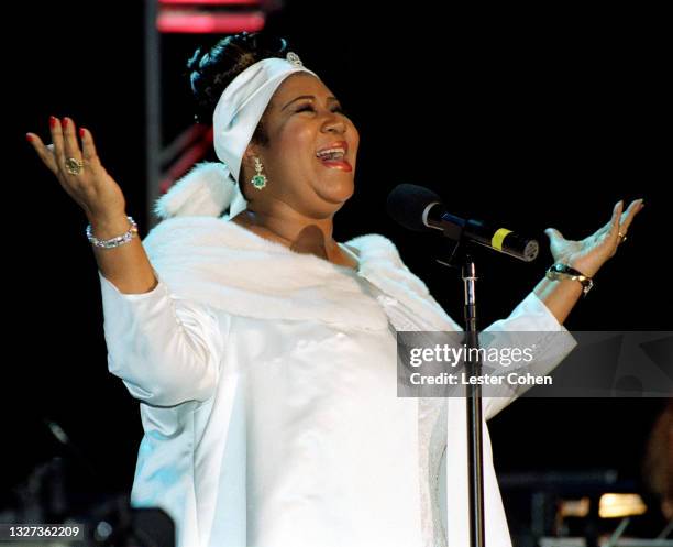 American singer, songwriter, and pianist Aretha Franklin sings at the 1998 MusiCares benefit dinner on February 23, 1998 in New York, New York....