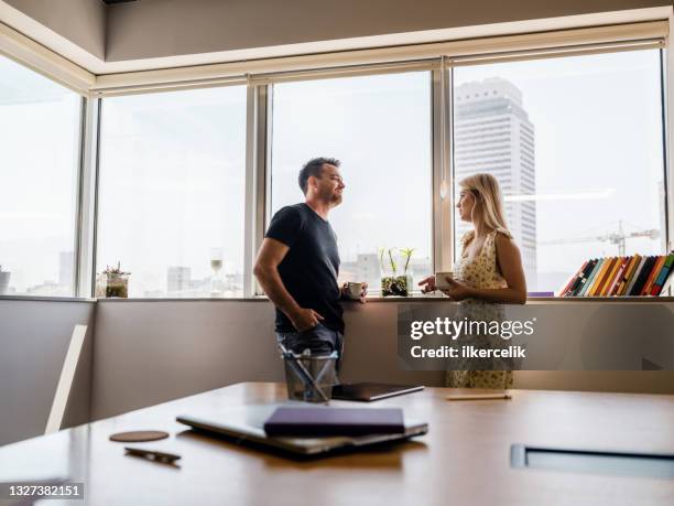 jóvenes emprendedores empresarios discutiendo sobre su proyecto en la oficina - amor a primera vista fotografías e imágenes de stock