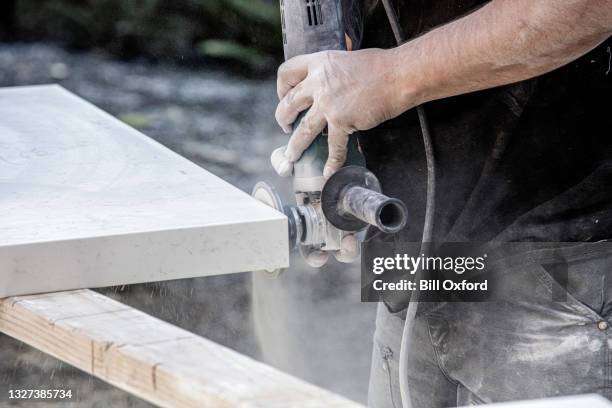 instalación de encimeras de cocina en remodelación del hogar - pulidora fotografías e imágenes de stock