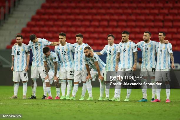 Players of Argentina line up during a penalty shootout after a semi-final match of Copa America Brazil 2021 between Argentina and Colombia at Mane...