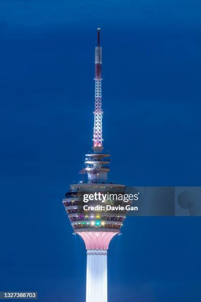 kl tower - torre menara kuala lumpur fotografías e imágenes de stock