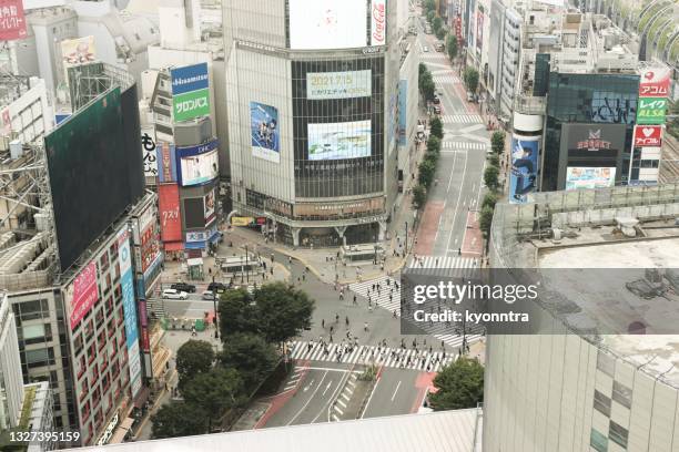 rooftop view of shibuya scramble intersection - shibuya crossing stock pictures, royalty-free photos & images