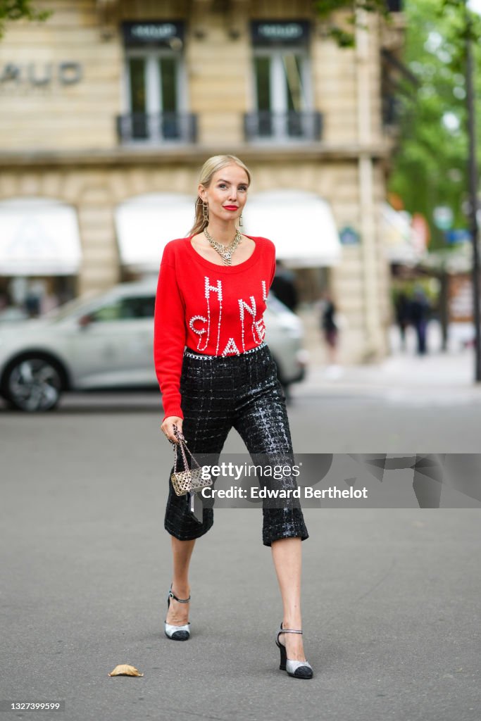 Street Style - Paris Fashion Week - Haute Couture Fall/Winter 2021/2022 : Day Two