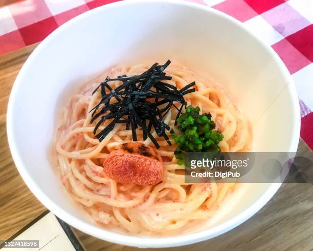 spaghetti with salted cod roe and seaweed toppings - sushi nori foto e immagini stock