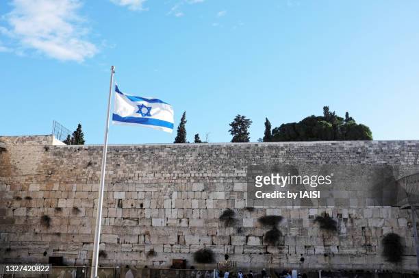 morning in jerusalem, the israeli flag and the western wall, general view - israel flag stockfoto's en -beelden