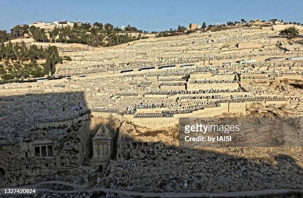 a general view of the kidron valley and the mount of olives cemetery, light and shadow in jerusalems - mount of olives stock-fotos und bilder