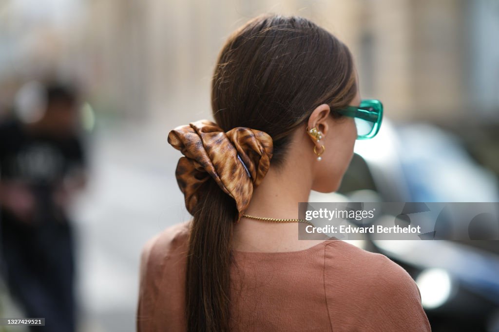 Street Style - Paris Fashion Week - Haute Couture Fall/Winter 2021/2022 : Day Two