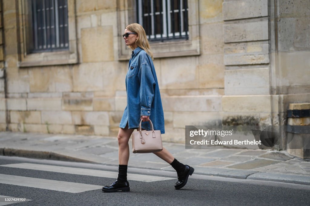Street Style - Paris Fashion Week - Haute Couture Fall/Winter 2021/2022 : Day Two