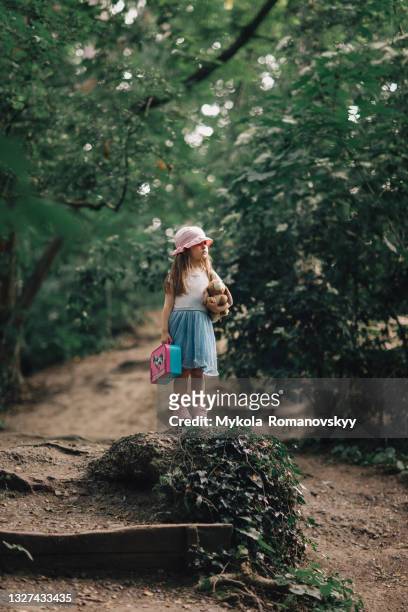 cute little girl alone in the forest - 4 5 ans photos et images de collection
