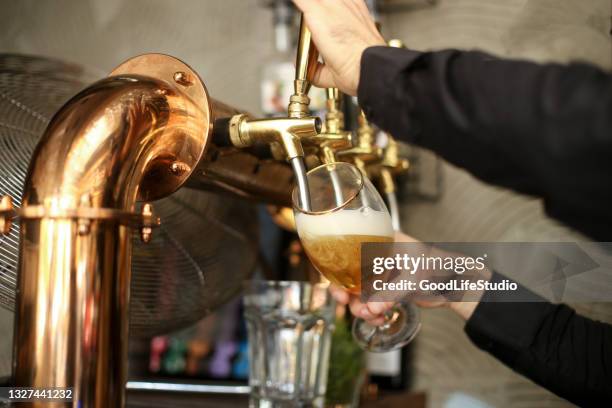 pouring beer - beer taps bildbanksfoton och bilder