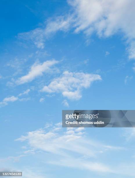 beautiful wispy clouds against blue sky - wolkenlandschap stockfoto's en -beelden