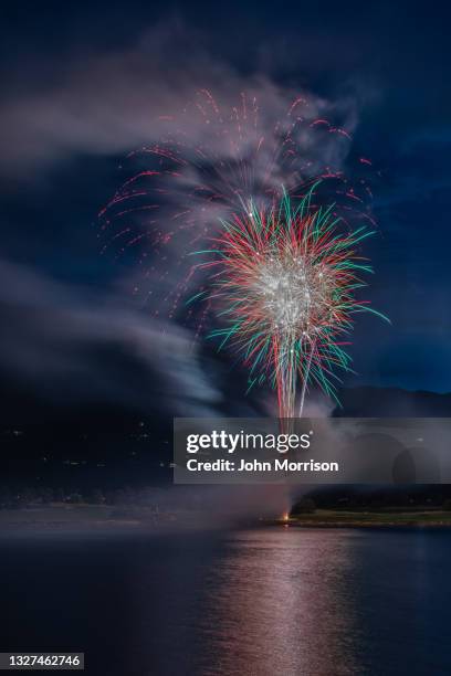 independence day (july 4th) celebration fireworks in usa - 4th of july with wine imagens e fotografias de stock