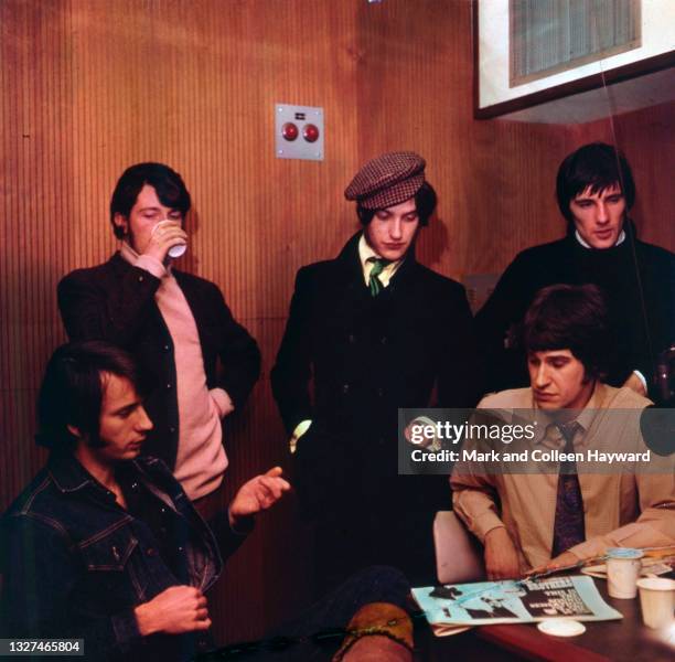 Mike Nesmith of The Monkees with the Kinks in the studio, 1967. L-R Mike Nesmith, Pete Quaife, Dave Davies, Ray Davies , Mick Avory.