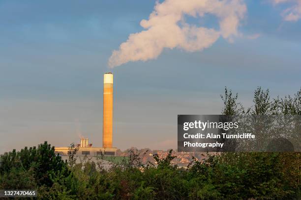 smoking chimney - incinerator fotografías e imágenes de stock