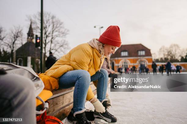 listo para patinar sobre hielo - patinaje sobre hielo fotografías e imágenes de stock