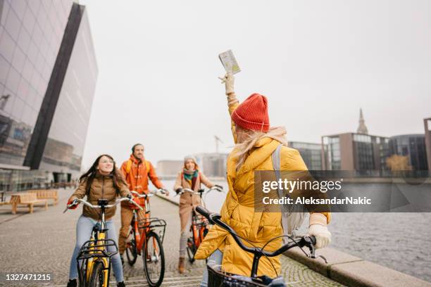 hacer un recorrido por la ciudad - guiding fotografías e imágenes de stock