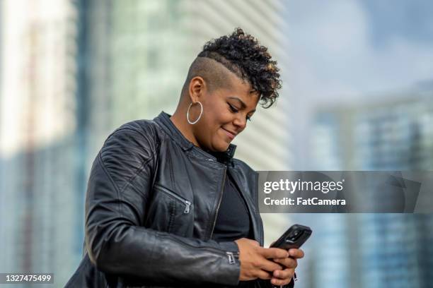 mujer afroamericana sonriente en la ciudad - jamaiquino fotografías e imágenes de stock