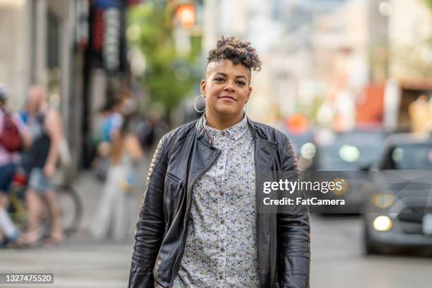 mujer afroamericana sonriente en la ciudad - jamaiquino fotografías e imágenes de stock