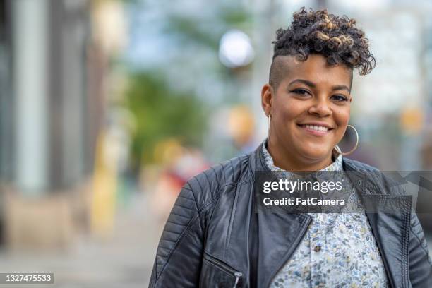 mujer afroamericana alegre y urbana - showus fotografías e imágenes de stock