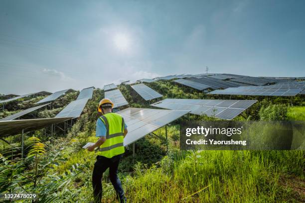 one person checking the solar panel with digital tools - neutralité carbone photos et images de collection