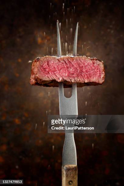 perfect medium rare top sirlion steak - lombo de vaca imagens e fotografias de stock