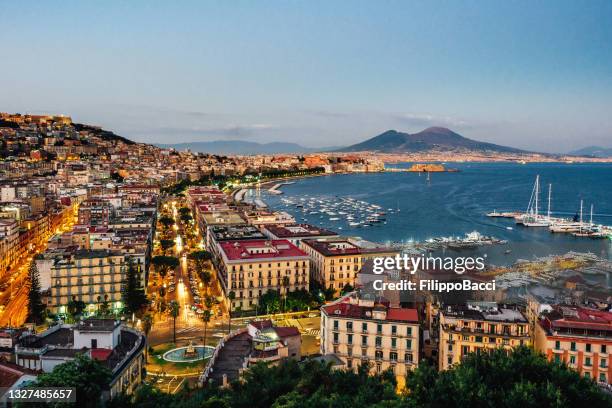 napoli al tramonto - golfo di napoli, italia - golfo di napoli foto e immagini stock