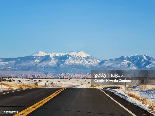 winter road landscape in utah - usa - salt lake city   utah foto e immagini stock