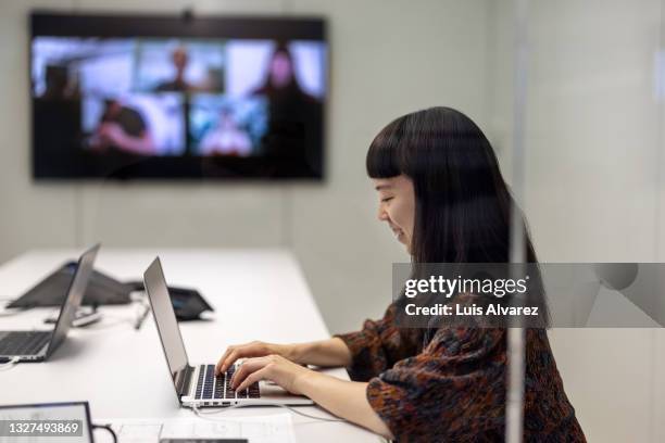 startup entrepreneur having a video call with team - agile business stockfoto's en -beelden