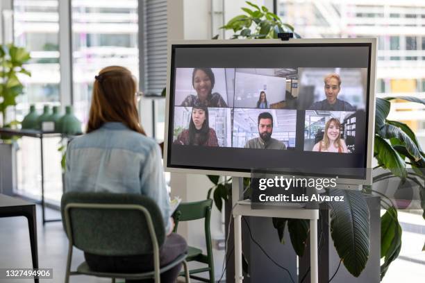 woman having online meeting with team - agile business stockfoto's en -beelden