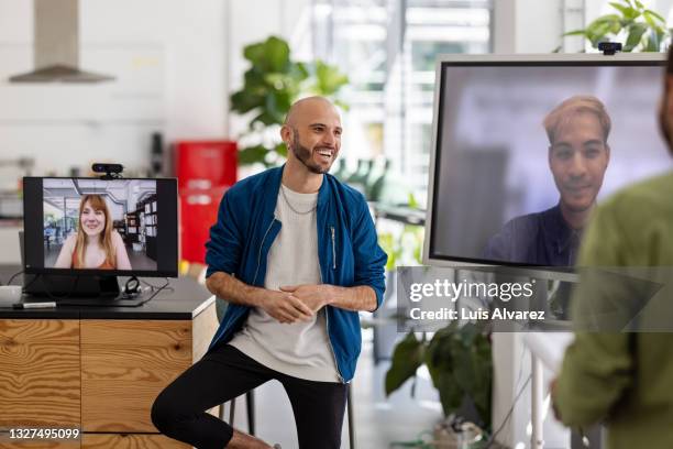 man having meeting with team at hybrid office - new hairstyle stock pictures, royalty-free photos & images