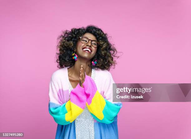 donna eccitata che indossa cardigan arcobaleno - vestito multicolore foto e immagini stock