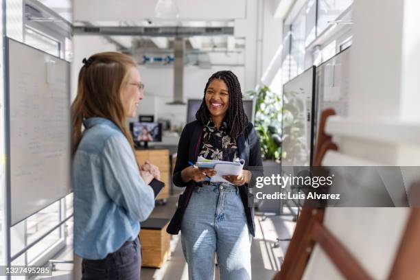 startup business partners meeting in hybrid office - agile business stockfoto's en -beelden