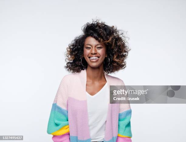 femme excitée portant un cardigan arc-en-ciel - cardigan sweater photos et images de collection