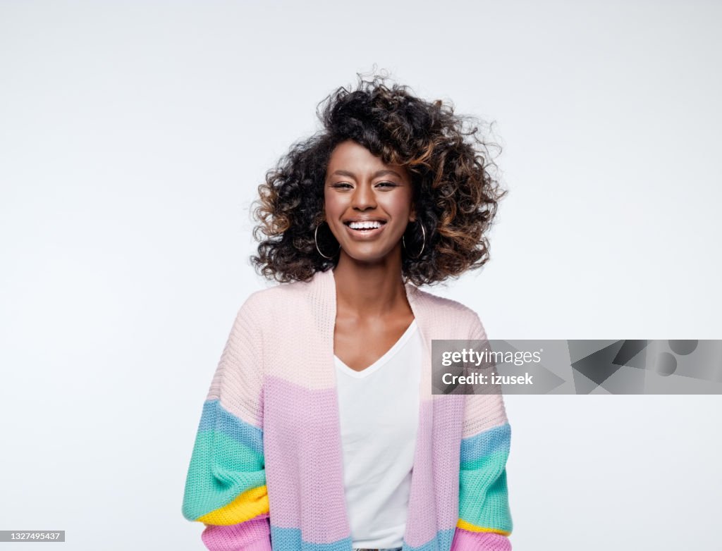 Mulher animada usando cardigan arco-íris