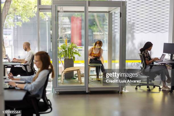 people working in hybrid office space - cubicle photos et images de collection